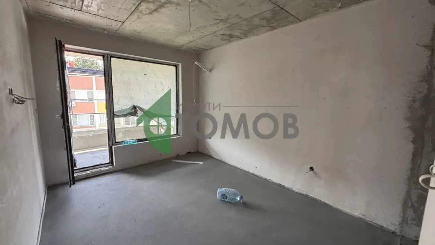 Spacious 4-Bedroom Apartment in Secure Azimov Complex, Stara Zagora - Image 3