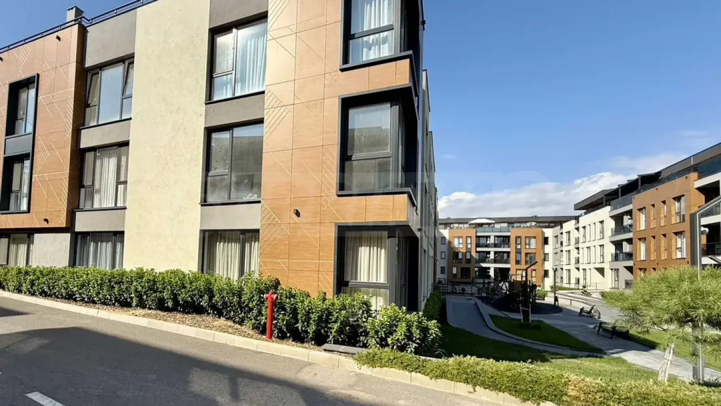 Spacious 3-Bedroom Apartment w/ Large Veranda - Image 3