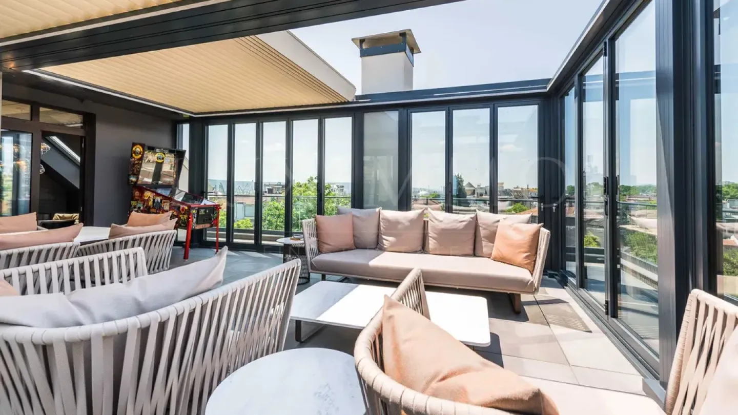 Luxury Varna Penthouse: Spa, Sea Views, & Style - Image 4