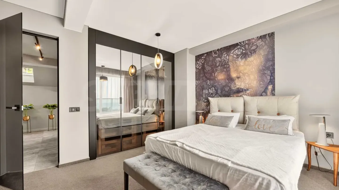 Spacious, Fully Furnished Apartment with Sea View Terrace - Image 1