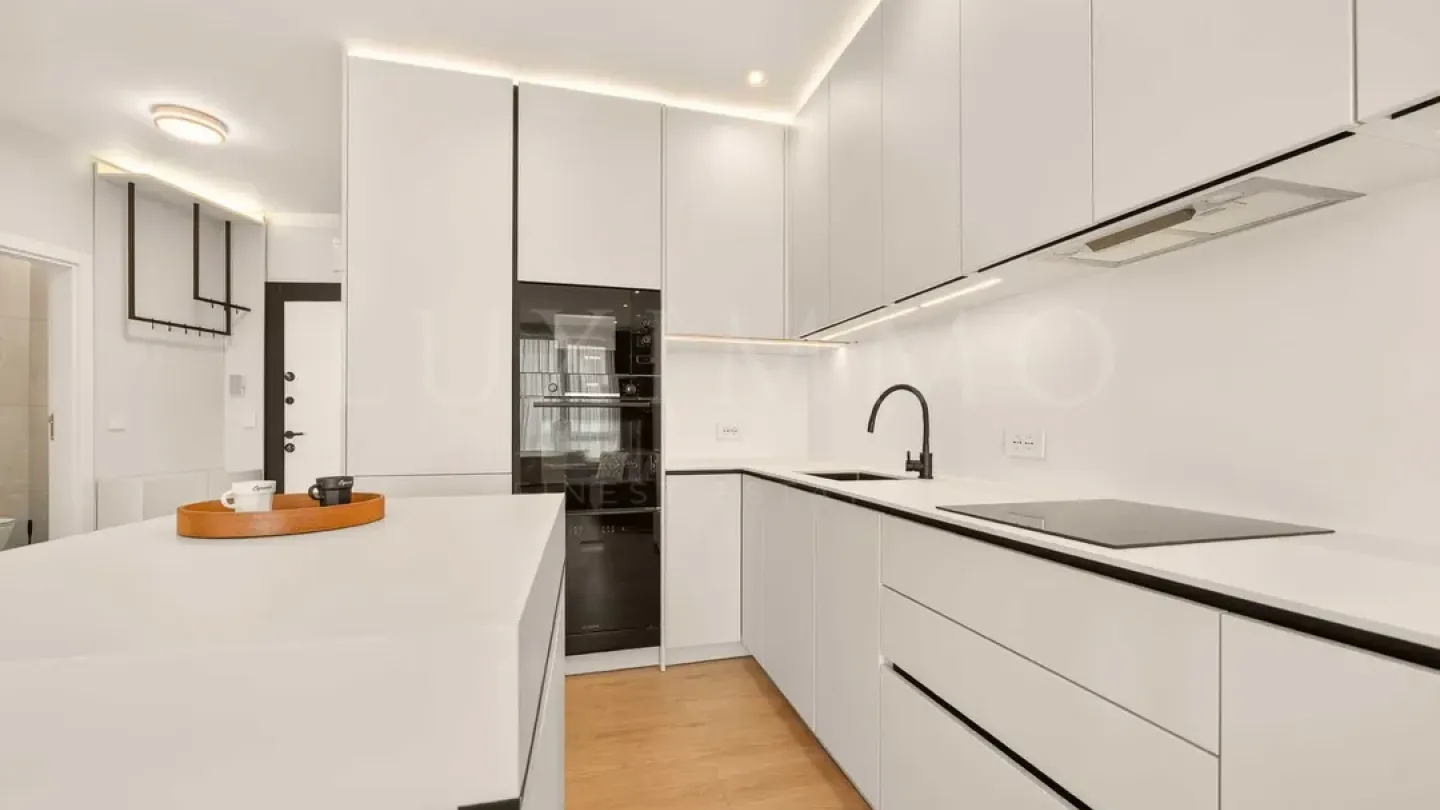 Luxurious Varna Apartment with Parking – Briz District - Image 3