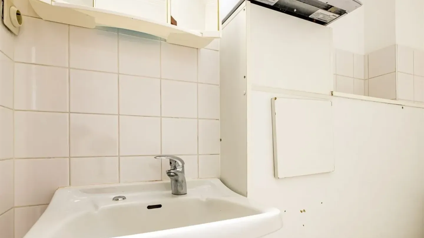 Charming 2-Bedroom Apartment Near Sint-Truiden City Center - Image 3