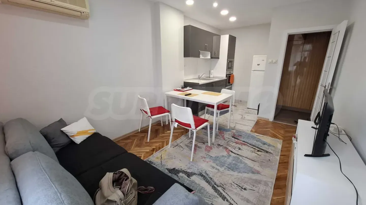 Bright 3-Bedroom Apartment in Varna's Greek Quarter - Fully Furnished - Image 1