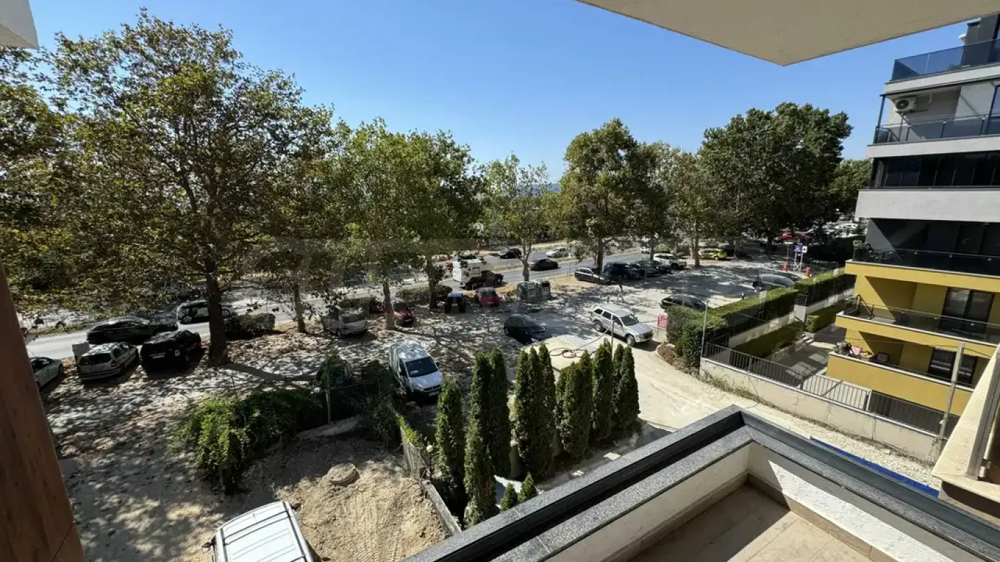 Spacious Three-Bedroom Apartment with Sea View in Varna - Image 3