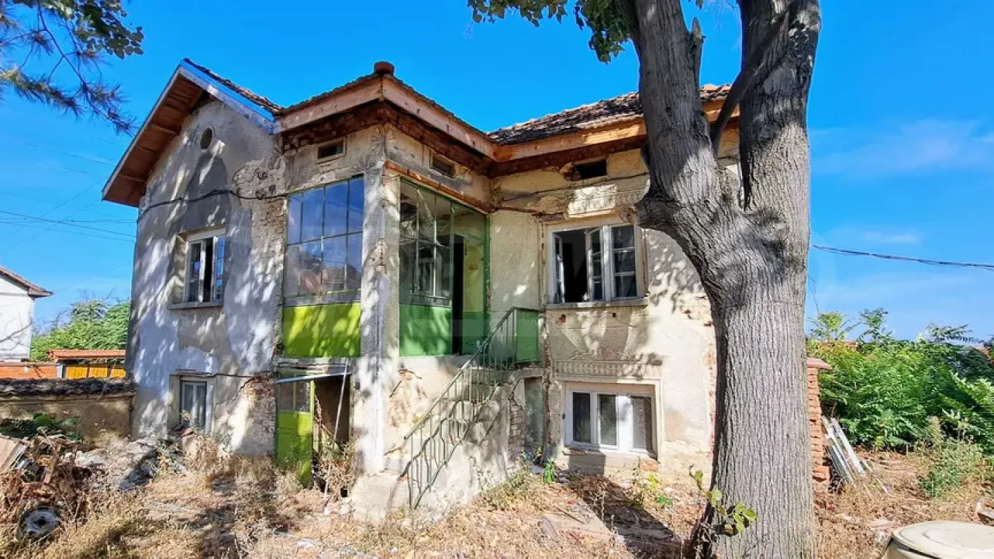 Spacious House with Large Garden Near Pleven, Bulgaria - Image 4