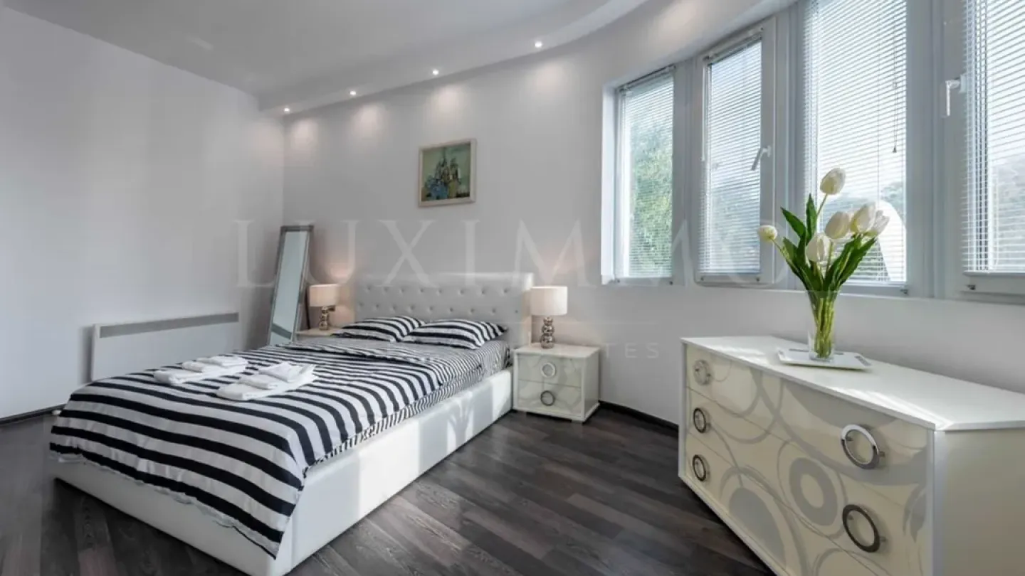Spacious, Fully Furnished 2-Bedroom Apartment in Varna Center - Image 1