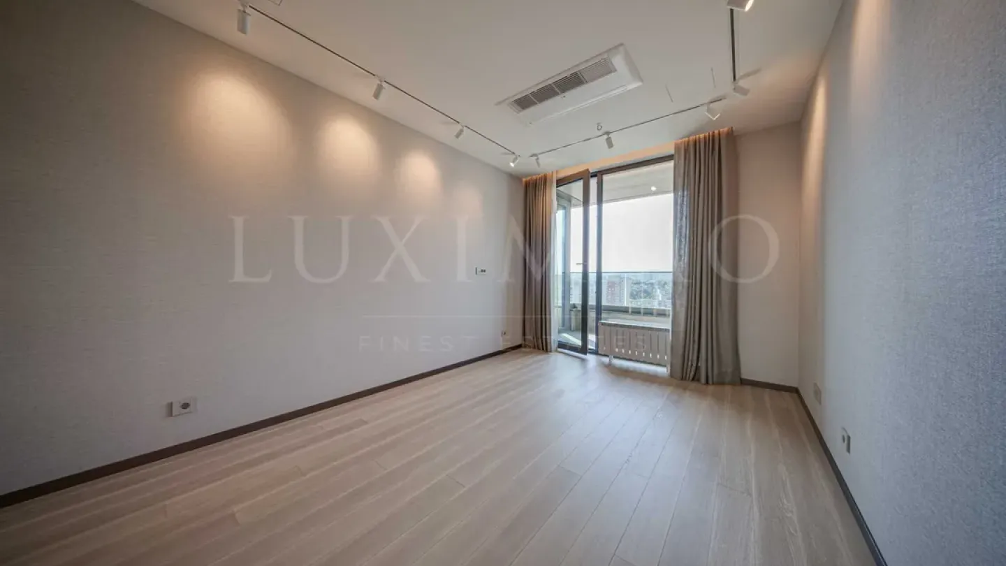 Spacious Designer Apartment with Panoramic Vitosha Views - Image 5