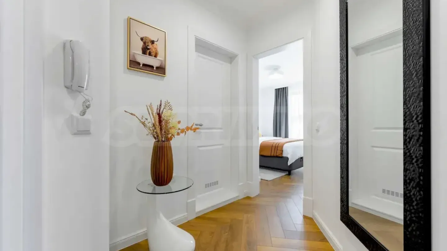 Luxurious Varna Apartment: 2-Room, Fully Furnished, Parking Included - Image 5