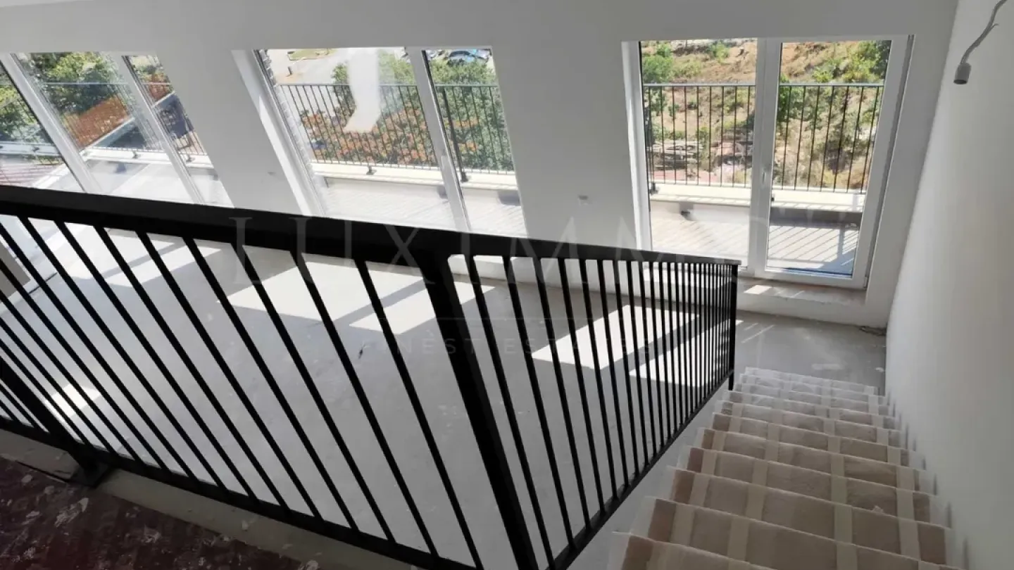 Spacious Penthouse with Terraces in Varna's Izgrev - Image 3
