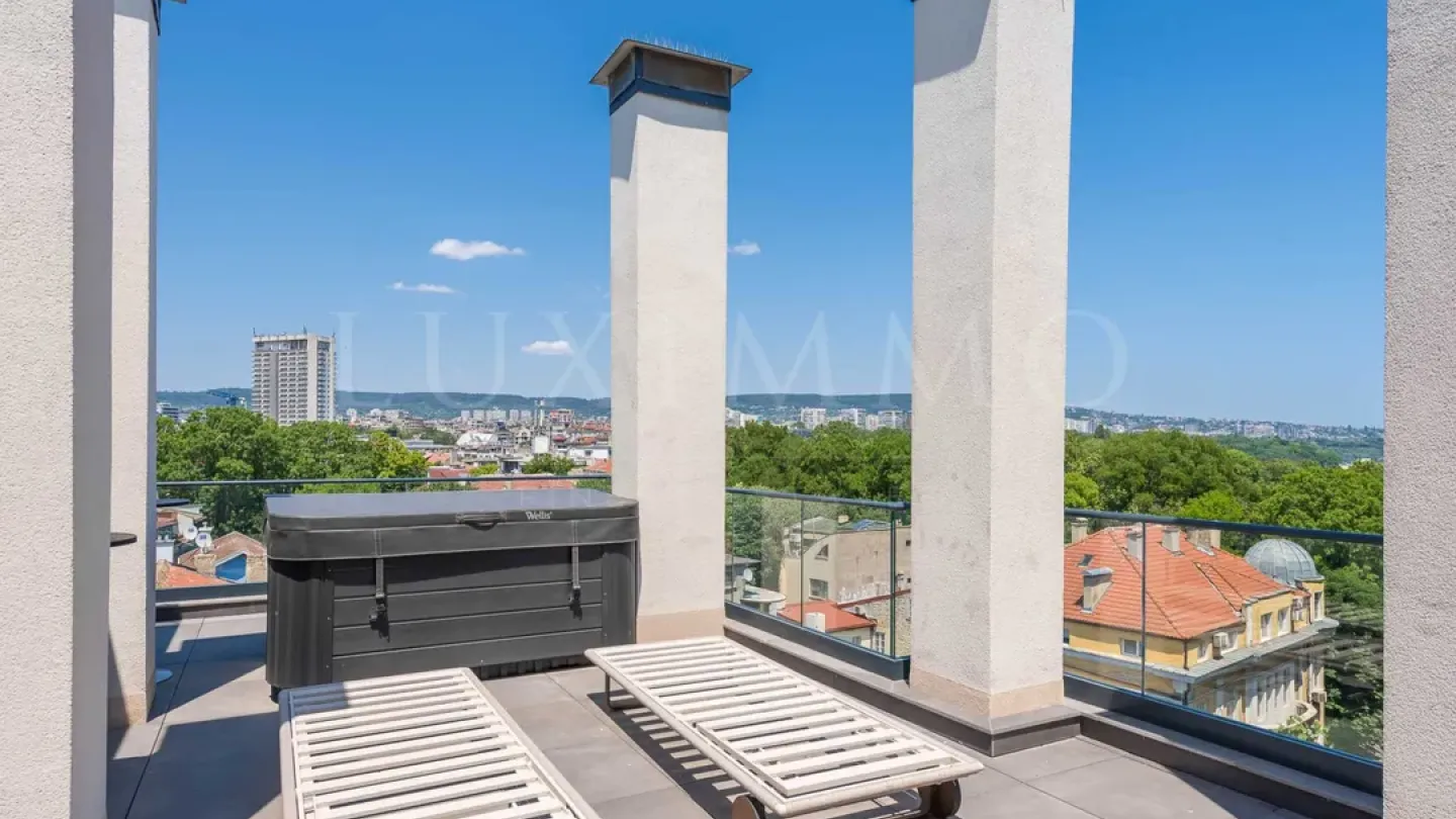 Luxury Varna Penthouse: Spa, Sea Views, & Style - Image 1