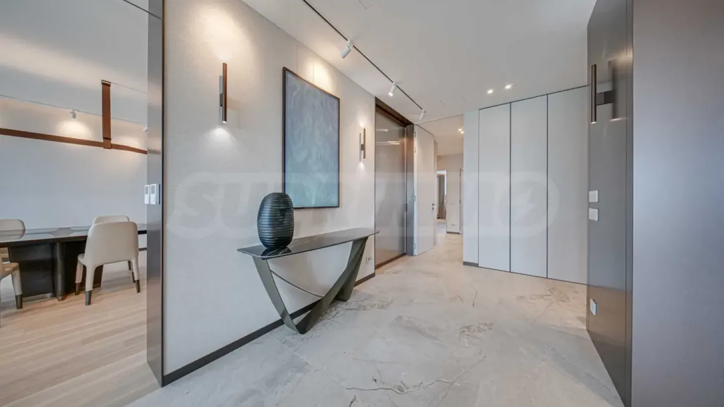 Luxurious Penthouse with Stunning Mountain Views - Image 5
