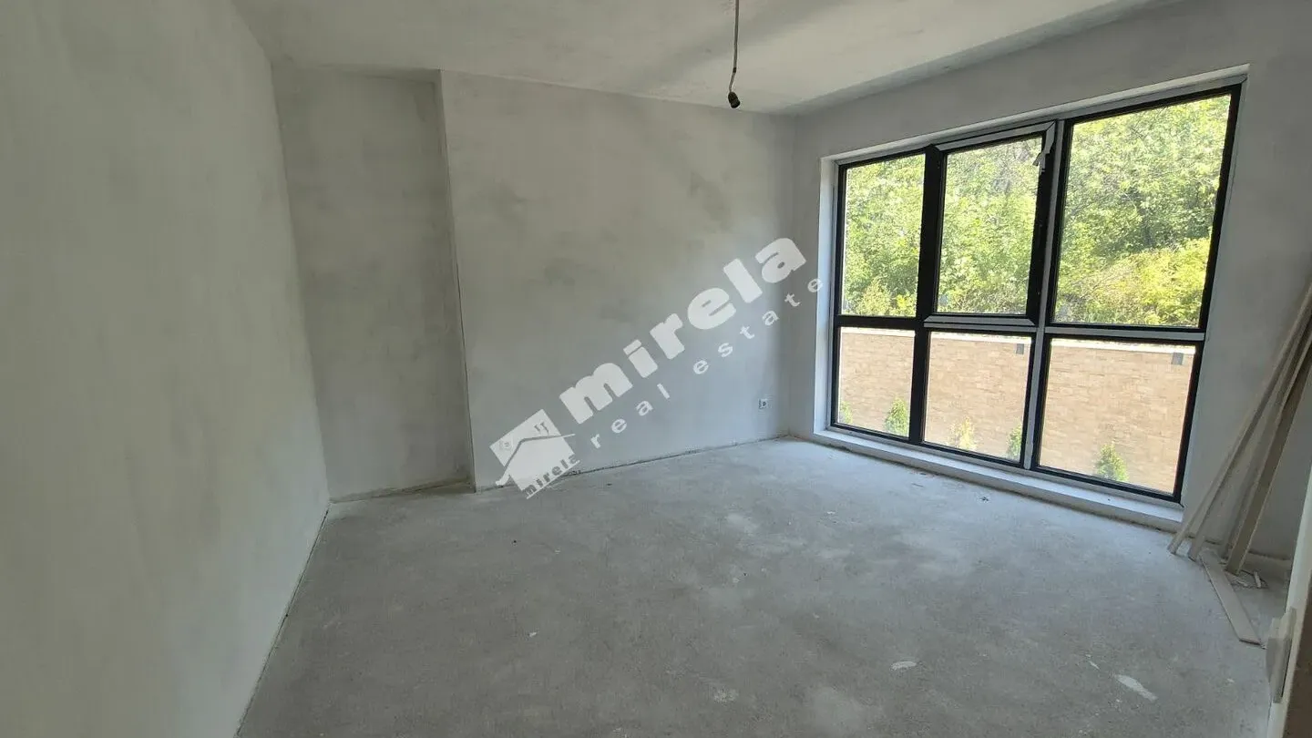 Spacious 3-Bedroom Apartment in Varna's Brz District - EUR 350,000 - Image 2