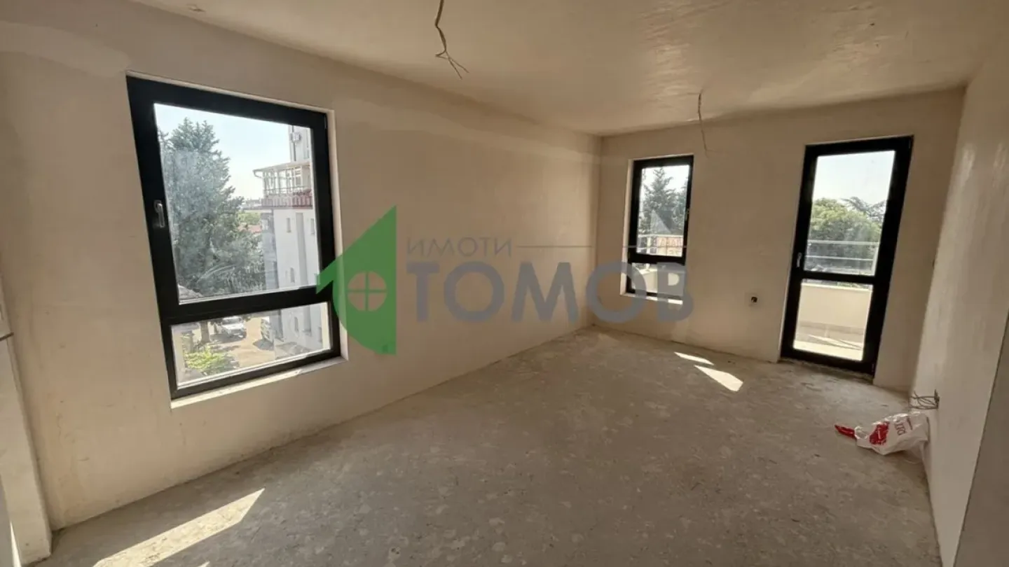 Spacious 3-Bedroom Apartment Near Park in Stara Zagora - Image 3