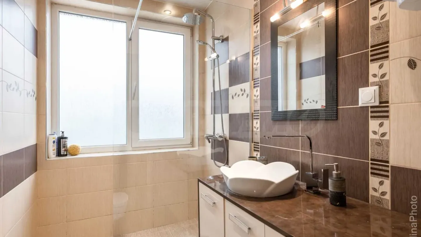 Stylish 3-Bedroom Apartment with Parking in Varna's Levski - Image 1