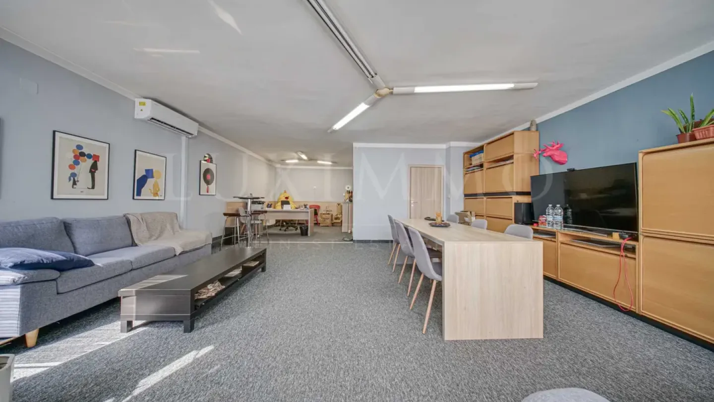 Spacious 2-Bed Apartment w/ Garage Near Marinela Hotel, Sofia - Image 1