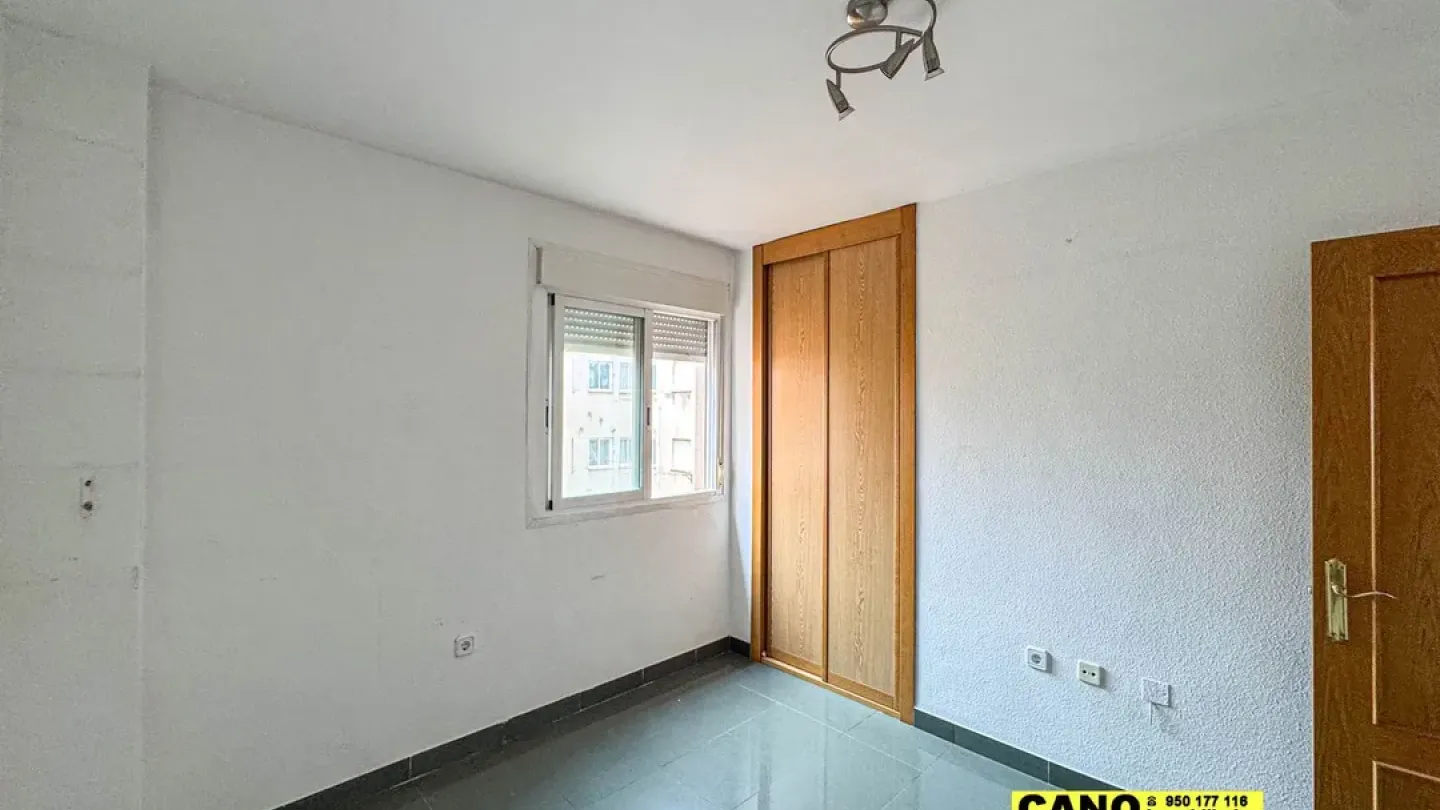 Spacious, Sunny Almería Apartment with Terrace and Garage - Image 2