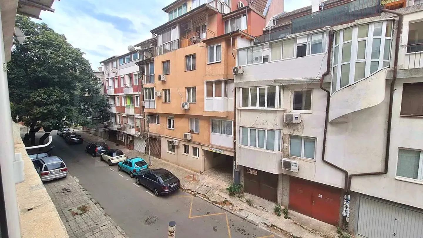 Spacious One-Bedroom Apartment in Varna Center - Act 16 - Image 5