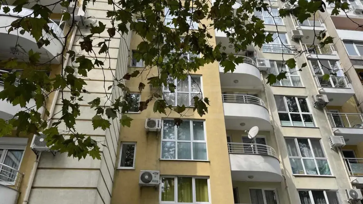 Spacious 3-Bedroom Apartment Near Sea Garden, Burgas - Image 5