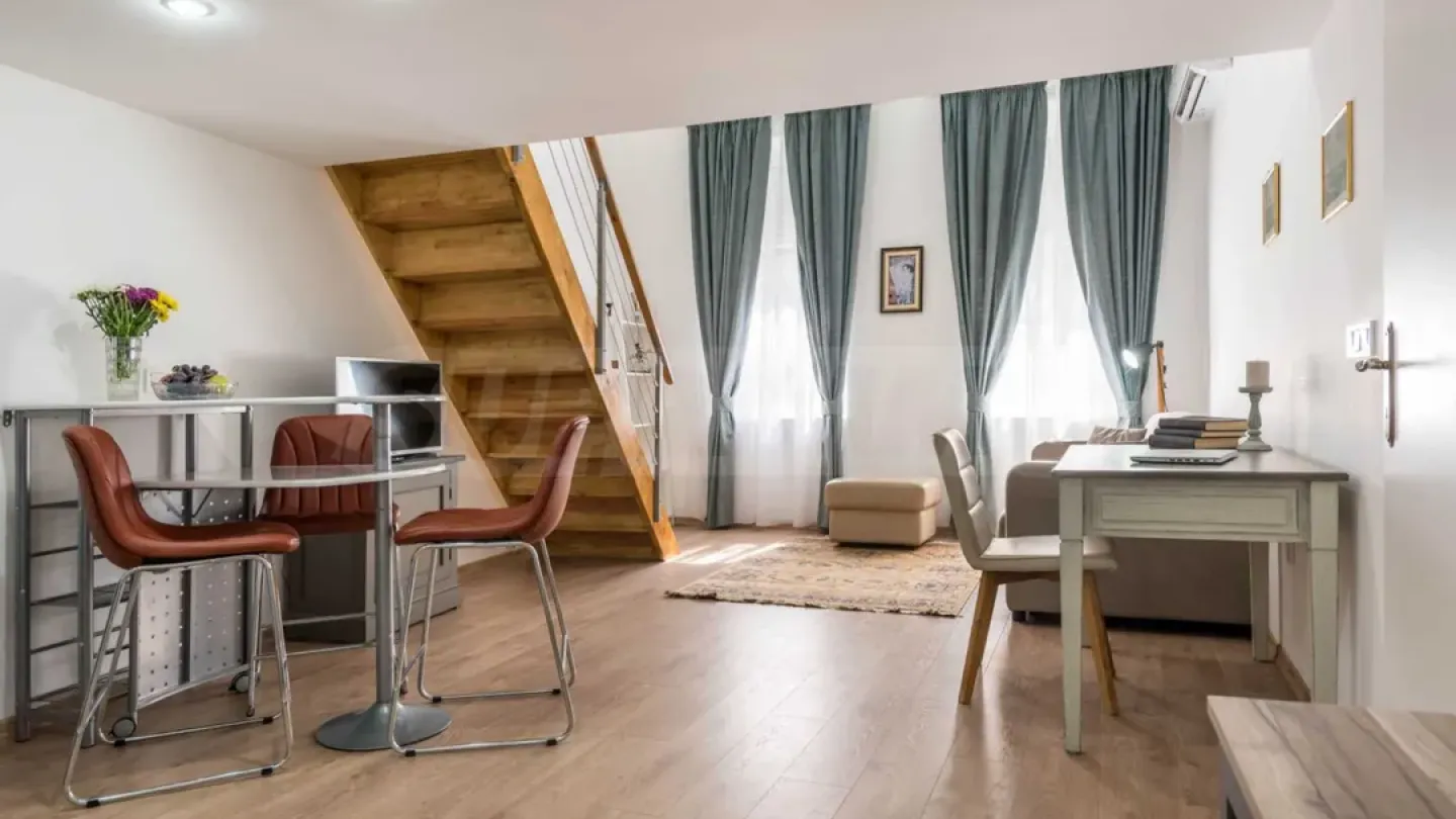 Spacious, Renovated Apartment in Varna's "Greek Quarter" - 3B/2B - Image 2