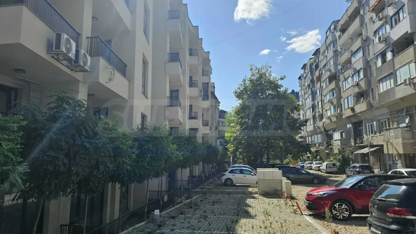 Modern 2-Bedroom Apartment Near Grand Mall, Varna - Image 1