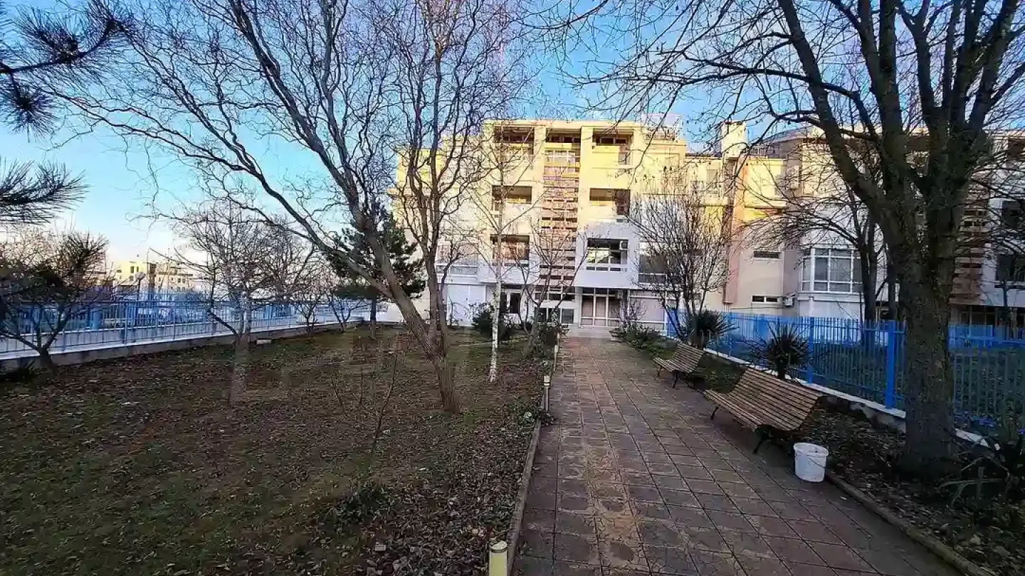 Fully furnished apartment with a private courtyard in Kranevo. - Image 1