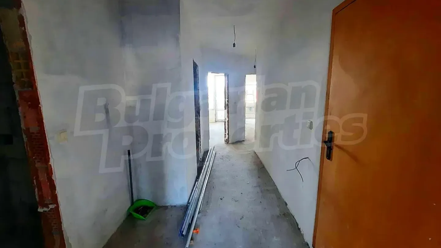 Spacious 2-Bed Apartment in Burgas' Vibrant Vazrazhdane Area - Image 3