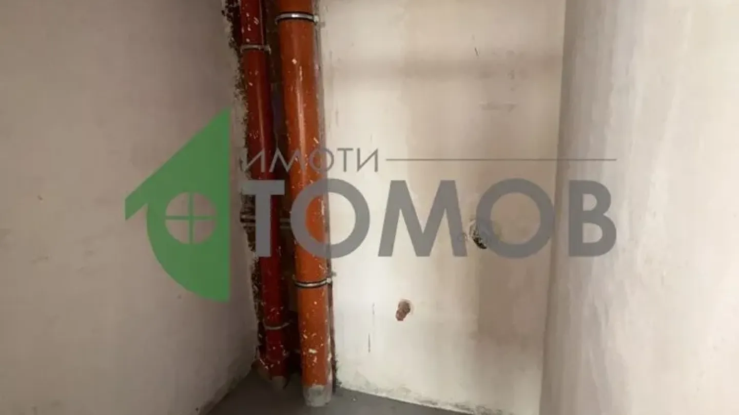 Spacious 4-Bedroom Apartment in Secure Azimov Complex, Stara Zagora - Image 5