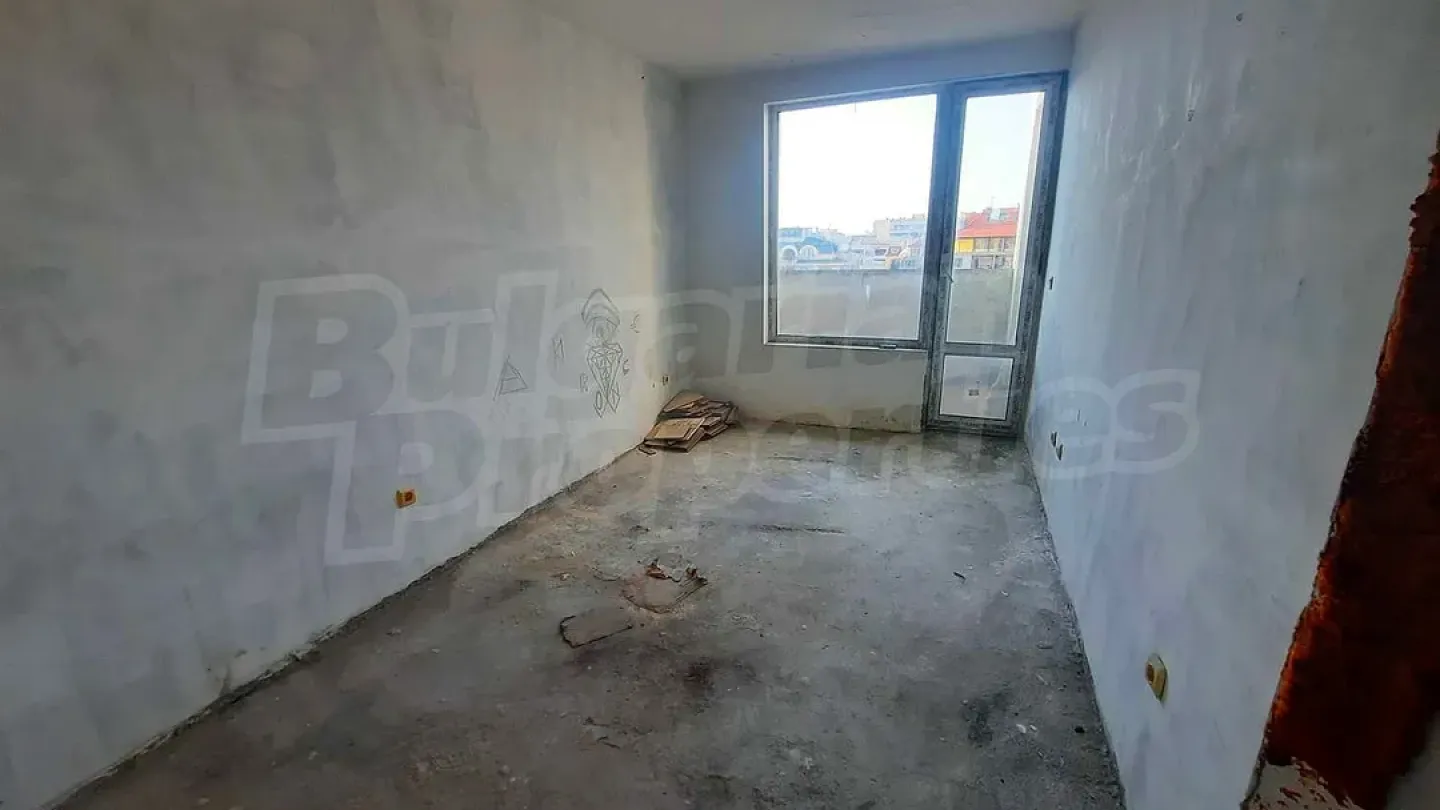 Spacious 2-Bed Apartment in Burgas' Vibrant Vazrazhdane Area - Image 1