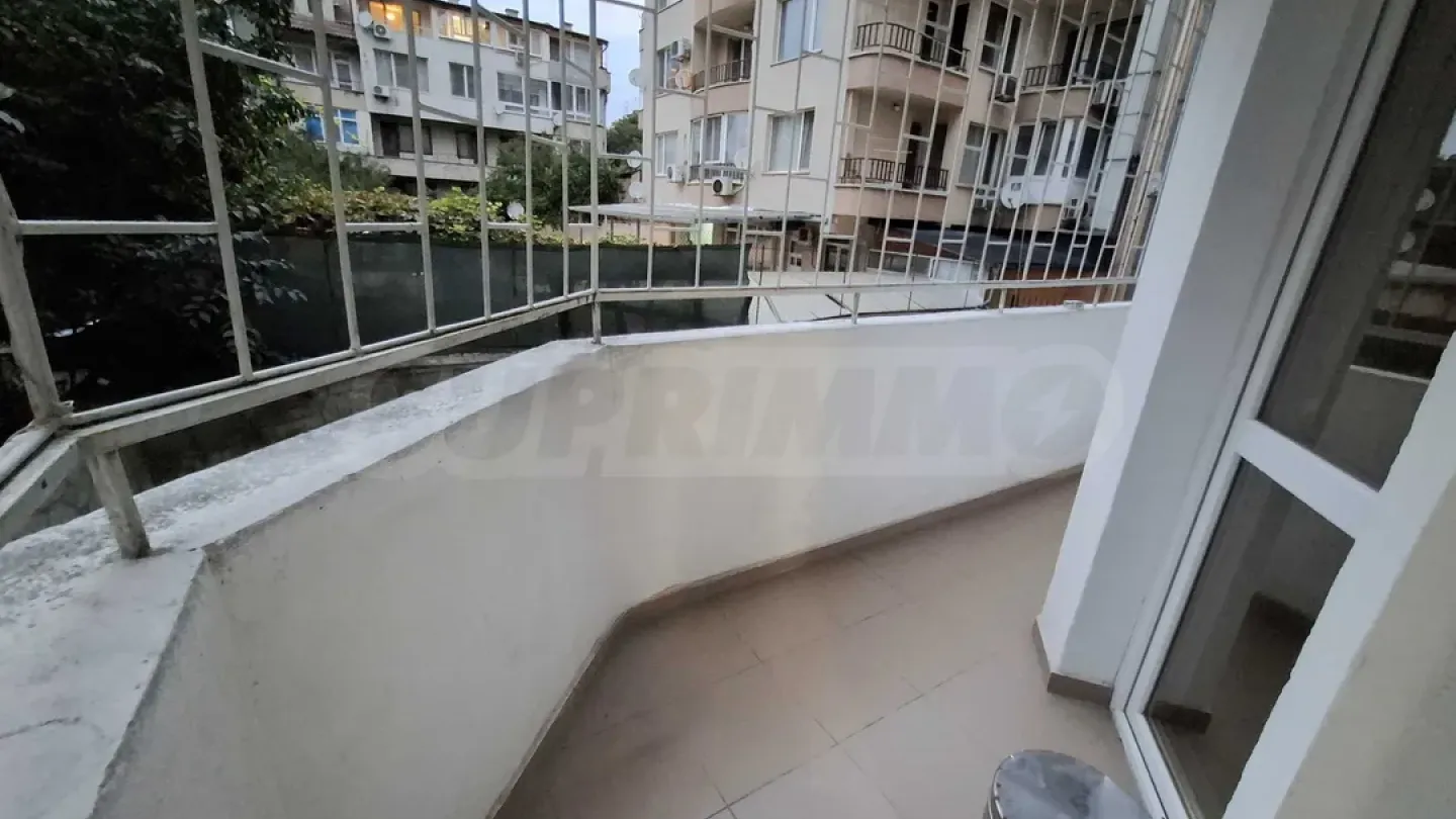 Bright & Functional 3-Bedroom Apartment in Varna's Kolchos Market - Image 3