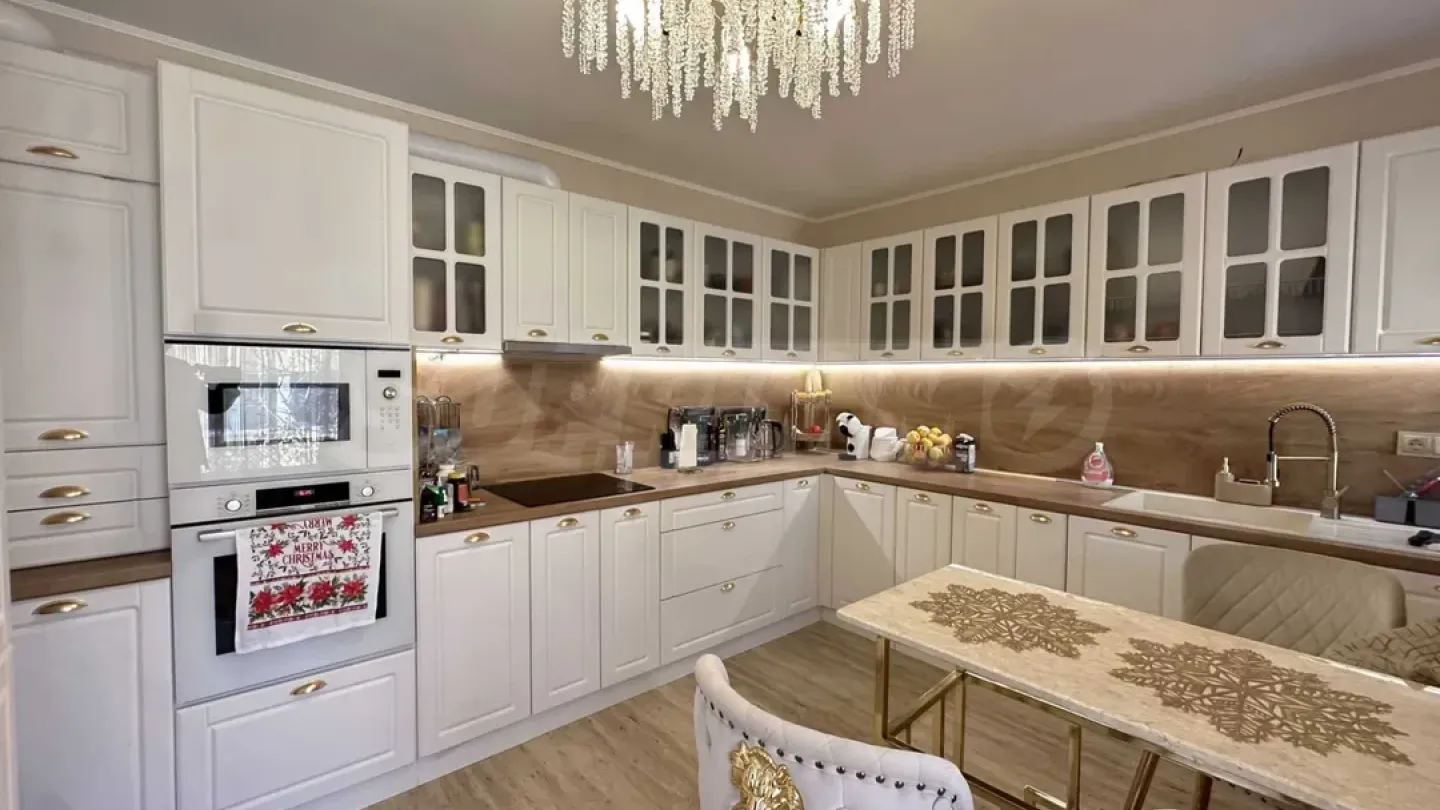 Spacious Panorama Apartment with Private Yard & Dual Parking - Image 1