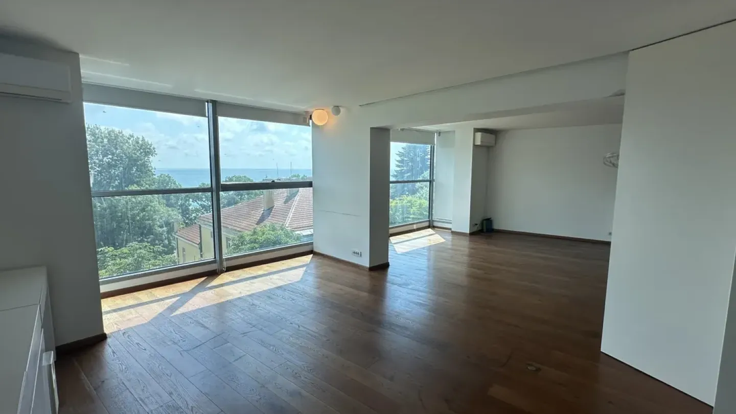 Spacious Apartment with Sea View in Varna's Greek Quarter - Image 4