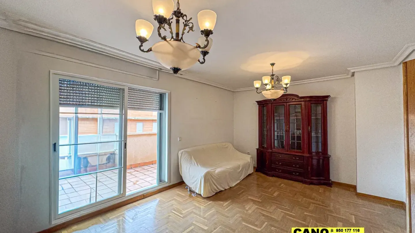 Spacious, Sunny Almería Apartment with Terrace and Garage - Image 4