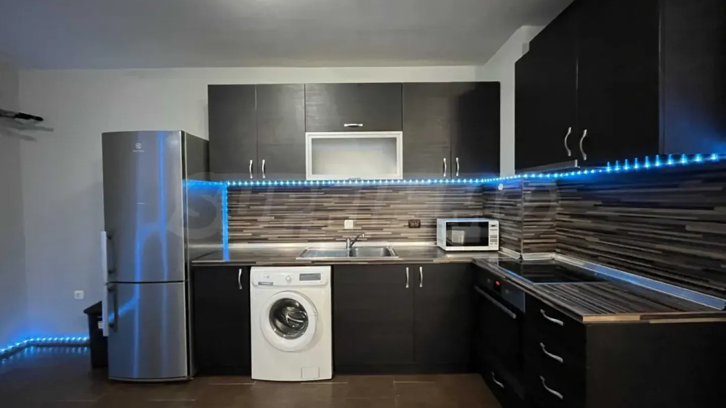 Spacious 3-Bedroom Apartment Near Sea Garden, Burgas - Image 2