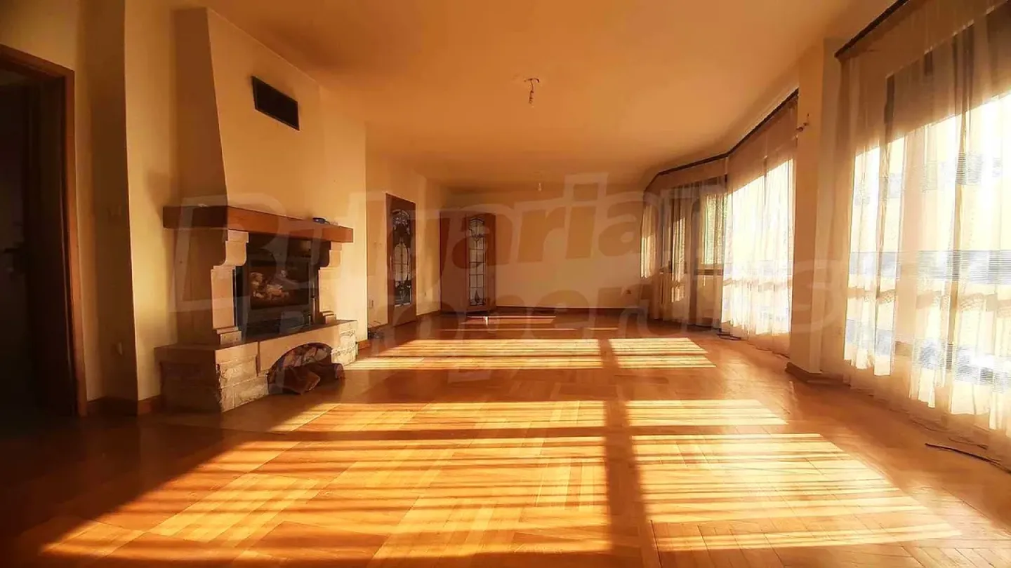 Spacious Duplex Apartment in Varna Near Hospital & University - Image 5