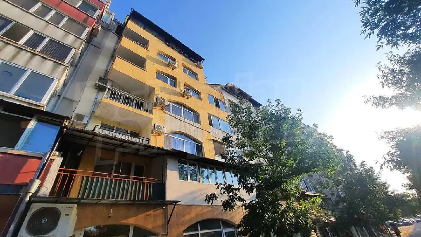 Spacious 2-Bed Apartment in Burgas' Vibrant Vazrazhdane Area - Image 4