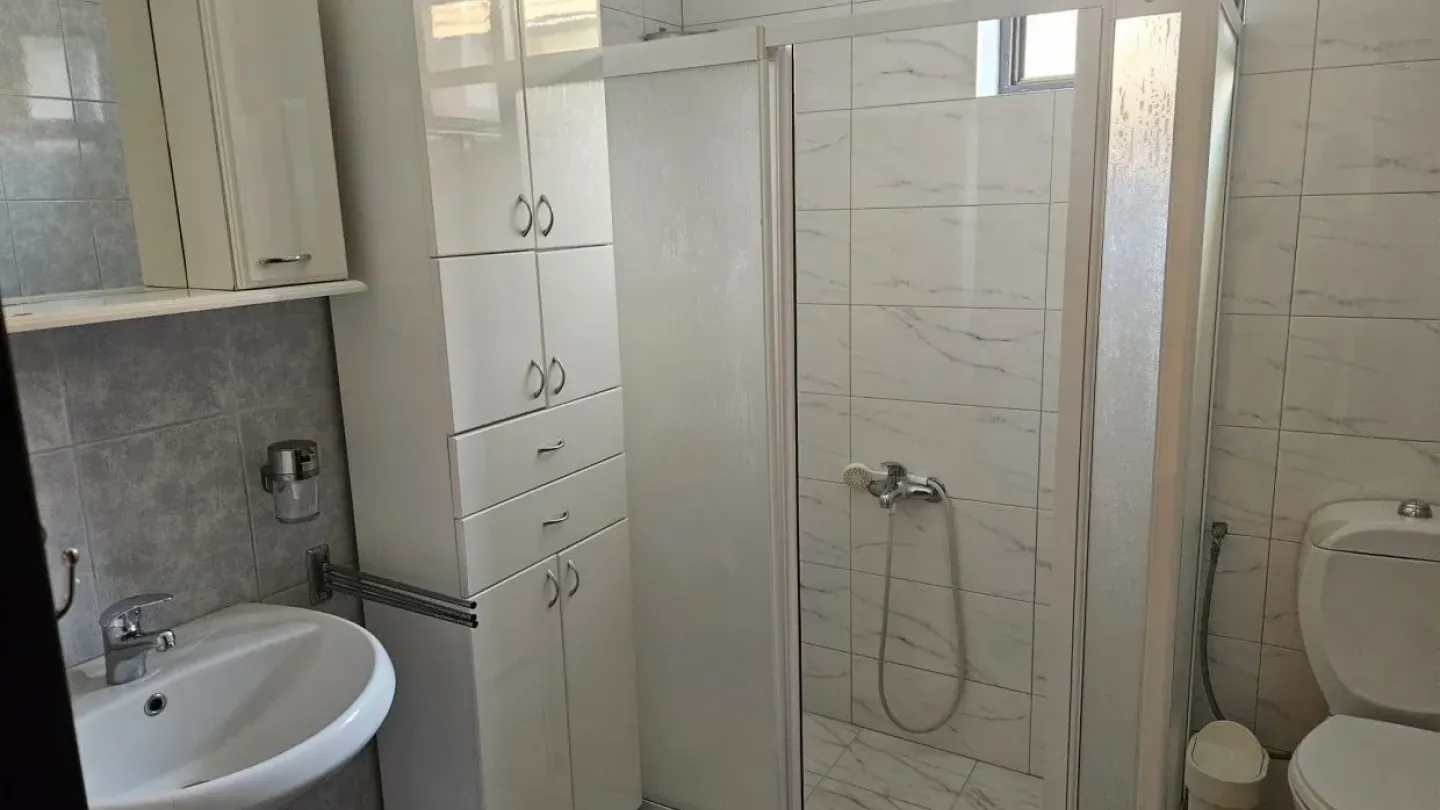 Spacious 5BR Apartment with Internet & Surveillance in Belgrade - Image 1