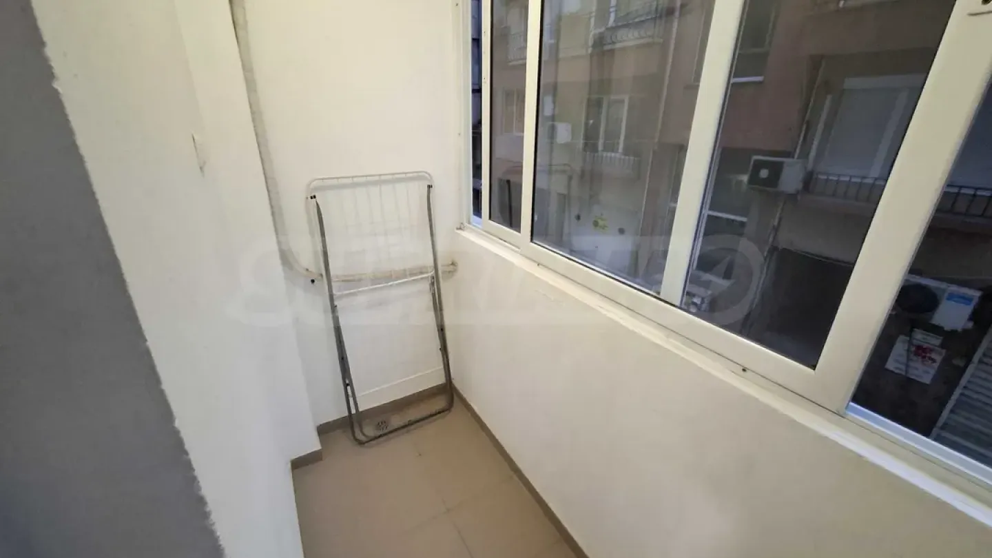 Bright & Functional 3-Bedroom Apartment in Varna's Kolchos Market - Image 2