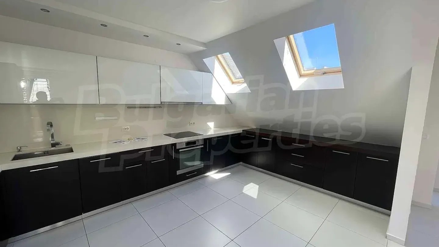 Spacious 3-Bedroom Apartment in Varna's Heart – Modern Living - Image 1