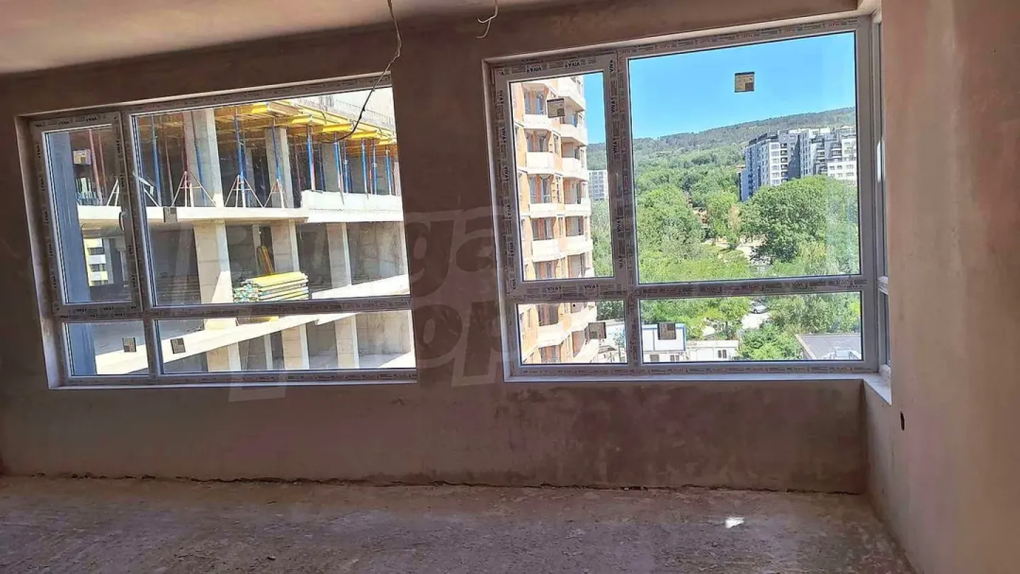 Spacious One-Bedroom Apartment with Park Views in Varna - Image 1