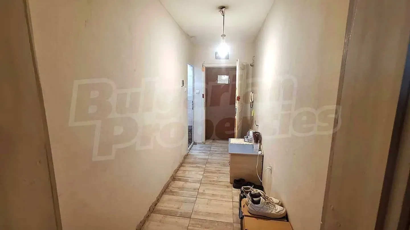 Spacious One-Bedroom Apartment in Varna Center - Act 16 - Image 2