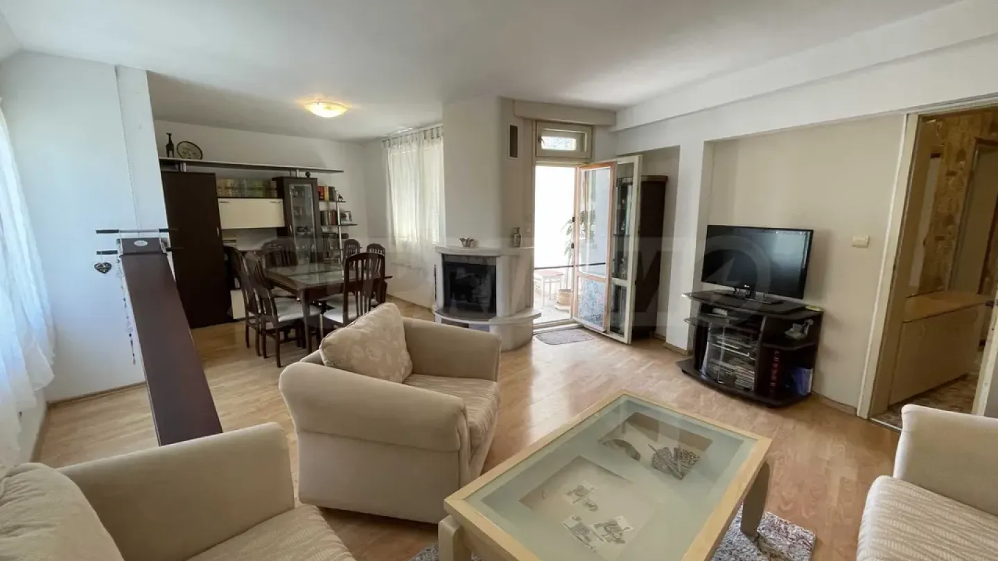 Spacious Varna Apartment with Garage & Terrace - Image 3