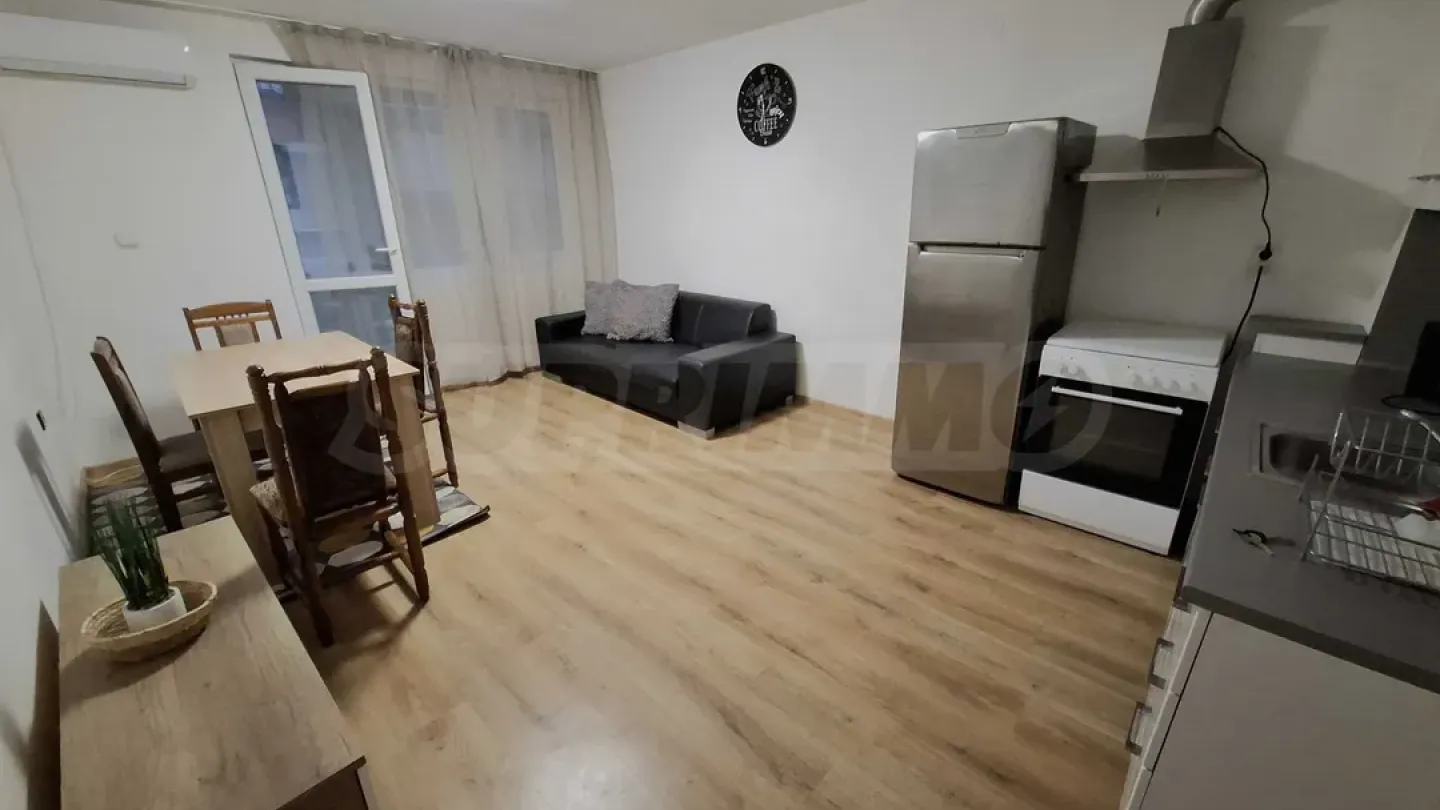 Bright & Functional 3-Bedroom Apartment in Varna's Kolchos Market - Image 5