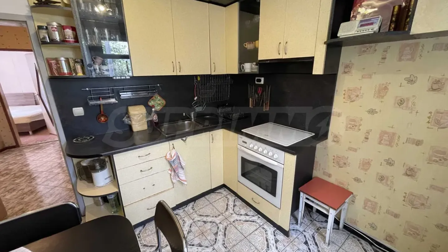 Spacious Varna Apartment with Garage & Terrace - Image 4