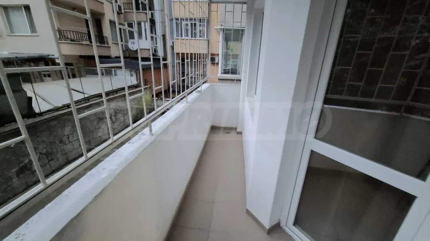 Bright & Functional 3-Bedroom Apartment in Varna's Kolchos Market - Image 4