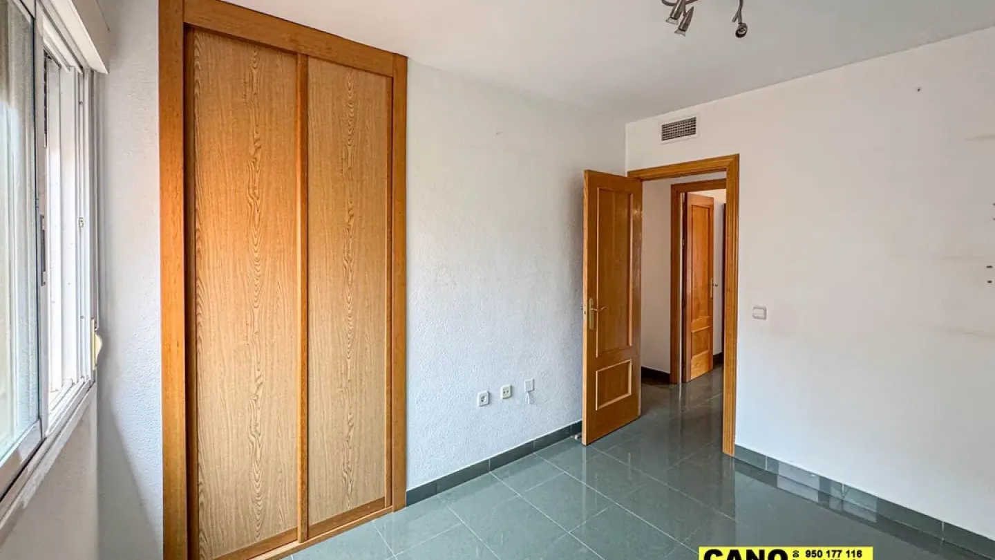 Spacious, Sunny Almería Apartment with Terrace and Garage - Image 3