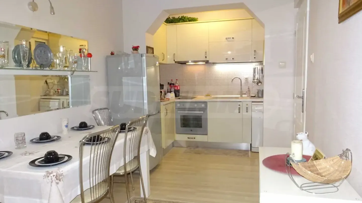 Stylish 3-Bed Apartment Near Red Square, Varna, Bulgaria - Image 3