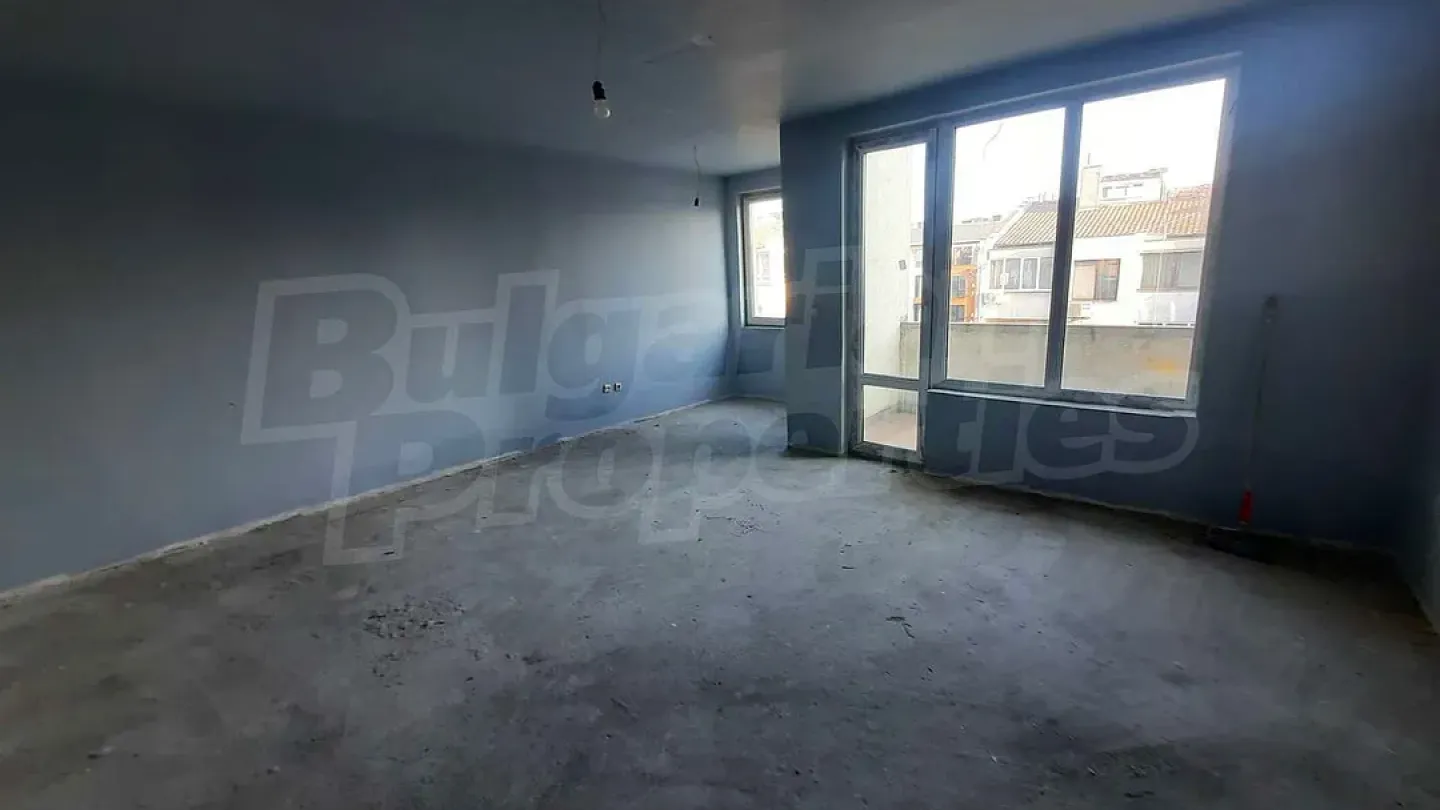 Spacious 2-Bed Apartment in Burgas' Vibrant Vazrazhdane Area - Image 5