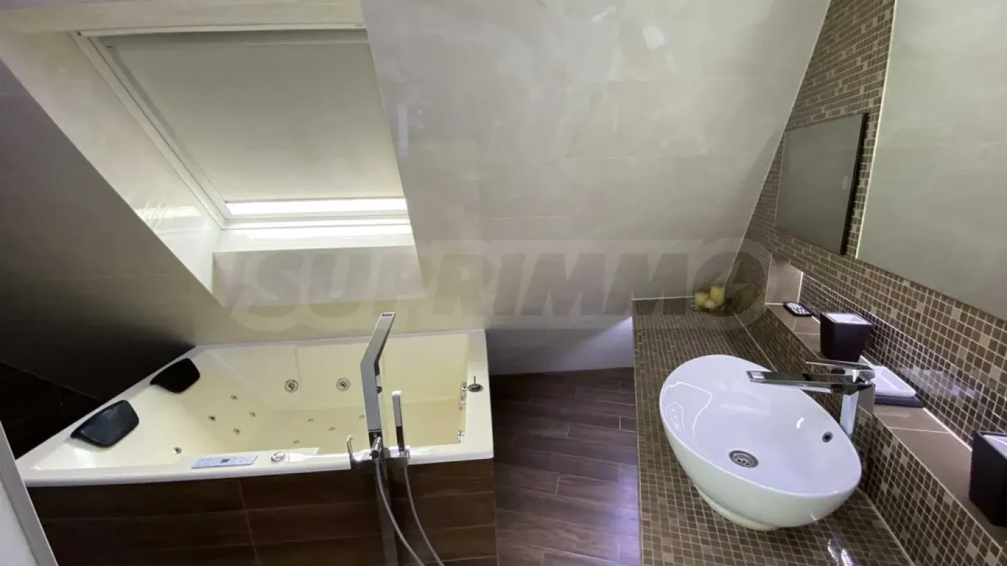 Luxury Burgas Penthouse - Sea Views & 4 Beds - Image 4