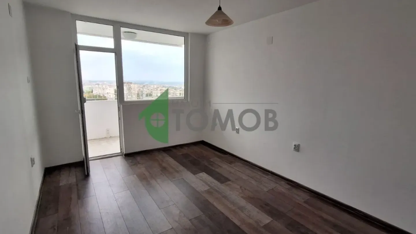 Spacious, Renovated 3BR Apartment with Great Views in Stara Zagora - Image 1