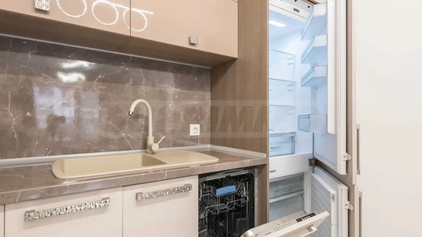 Stylish 2-Bedroom Apartment in Central Varna - Fully Furnished - Image 3